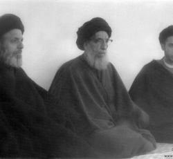 من اليمين السيد محمد كاظم الحكيم، اية الله السيد محسن الحكيم، السيد يوسف الحكيم