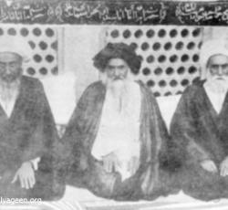 من اليمين الشيخ جواد الجواهري (من احفاد صاحب الجواهر)، اية الله العظمة السيد ابو الحسن الاصفهاني، الشيخ النائيني