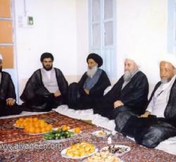 على اليمين آية الله العظمى الشيخ الفياض وآية الله العظمى الشيخ جواد البروجردي وآية الله العظمى السيد السيستاني وآية الله السيد محمد تقي الخوئي