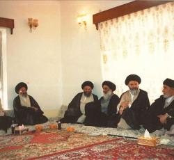 من اليمين السید الغریفی، السید محمدرضا خلخالی ، السيد علي سیستانی، السید عزالدین بحرالعلوم ، السید علاء بحرالعلوم ، الشیخ محمدعلی سهلانی