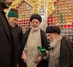 صورة للسيد الحكيم في مرقد ابو الفضل العباس (ع)