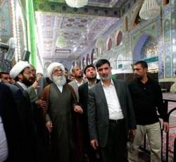 الشيخ النجفي في الحرم الحسيني المقدس.