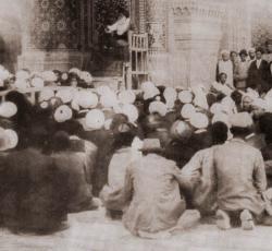 آية الله العظمى السيد حسين البروجردي على منبر الدرس في حرم السيدة فاطمه المعصومة