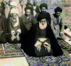 السيد البروجردي يؤم مجموعة من الطلبة