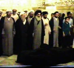 الشيخ البروجردي يصلي على السيد الخوئي مأتما بالسيد السيستاني