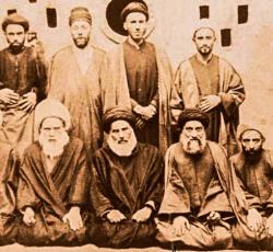 الشيخ محمد رضا ال ياسين وعلى يساره السيد عبد الحسين رف الدين ومجموعة من طلبة النجف