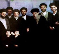 اية الله العظمى السيد محسن الحكيم_مع أنجاله وصهره في دار نجله الشهيد السيد علاء الدين الحكيم