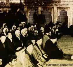 السيد محسن الحكيم يؤم المصلين في حرم امير المؤمنين عليه السلام