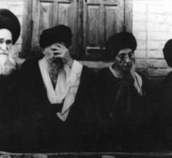 من اليمين اية الله العظمى السيد ابو القاسم الخوئي واية الله العظمى السيد محسن الحكيم والسيد محمود الشاهرودي والسيد علي الطباطبائي التبريزي وهم في مجلس عزاء سيد الشهداء (ع)