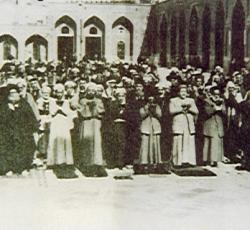 السيد_محسن_الحكيم_يؤم_المصلين_في_حرم_الإمام_الحسين(ع)