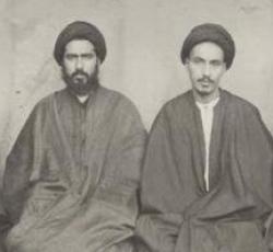 الثاني من اليسار آية الله العظمى السشيد ابو القاسم الخوئي(قدس)