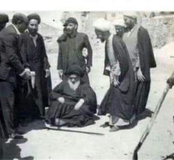 السيد أبي القاسم الخوئي ( قدس سره الشرف ) ، وهو جالس للاستراحة في الطريق اثناء توجهه الى كربلاء لزيارة أربعينية سيد شباب اهل الجنة الإمام الحسين (عليه السلام)