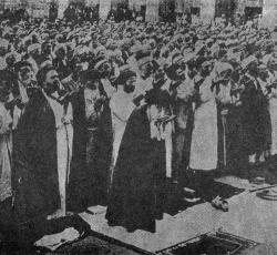 صورة صلاة الجماعة بإمامة آية الله العظمى السيد أبو الحسن الأصفهاني طاب ثراه في مشهد الإمام علي (عليه السلام)