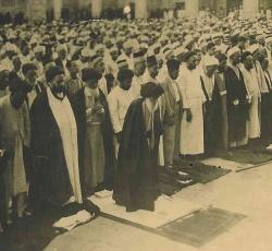 آية الله العظمى السيد أبو الحسن الأصفهاني و هو يؤم الصلاة في حرم أمير المؤمنين (ع)