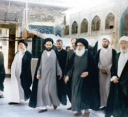 صورة لزيارة السيد السيستاني لمرقد امير المؤمنين (عليه السلام) بعد عودته من الرحلة العلاجية بتاريخ 13رجب 1425 ويظهر الى جانبه نجله السيد محمد رضا السيستاني