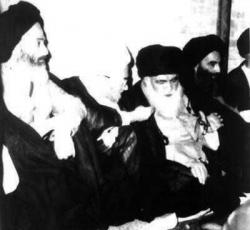 من اليمين اية الله العظمى السيد السيستاني، استاذ الفقهاء اية الله العظمة السيد الخوئي، اية الله السيد محمد الحسيني الشاهرودي