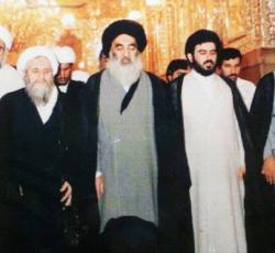 صورة للسيد السيستاني يصلي على جثمان السيد الخوئي طاب ثراه ويظهر خلفه السيد محمد تقي الخوئي والشيخ مرتضى البروجردي