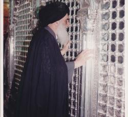 اية الله العظمى السيد السيستاني عند زيارته للحرم العلوي المطهر