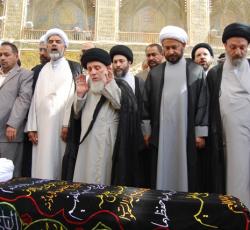 اية الله العظمى_السيد_الحكيم_يصلي على جثمان الشيخ محمد رضا الساعدي