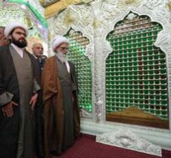 اية الله العظمى الشيخ النجفي ونجله الشيخ علي النجفي عند مرقد سيد الشهداء.