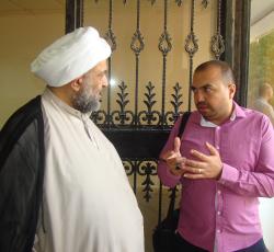 الصحفي محمود ياب ومدير المؤسسة الشيخ محمد حيدر