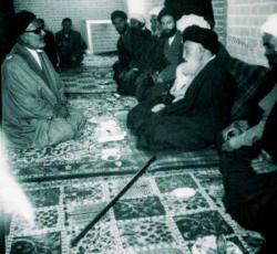 السيد البروجردي مع بعض الفضلاء في الحوزة