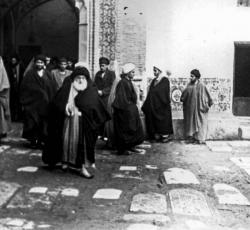 السيد البروجردي في صحن السيدة معصومة (عليها السلام)