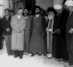 السيد البروجردي اثناء اطلاعه على توسعة الصحن الشريف للسيدة معصومة