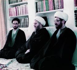 الشيخ البروجردي يتوسط السيد محمد رضا السيستاني والشيخ جعفر النائيني