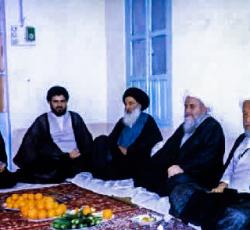 الشيخ البروجردي عن اليسار الشيخ الفياض وعن اليمين السيد السيستاني والسيد محمد تقي الخوئي والشيخ جعفر النائيني