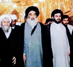 صورة للسيد السيستاني يصلي على جثمان السيد الخوئي طاب ثراه ويظهر خلفه السيد محمد تقي الخوئي والشيخ مرتضى البروجردي