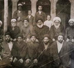 الشيخ محمد رضا ال يا سين وعلى يمينه السيد عبد الحسين شرف الدين وثلة من فضلاء حوزة النجف